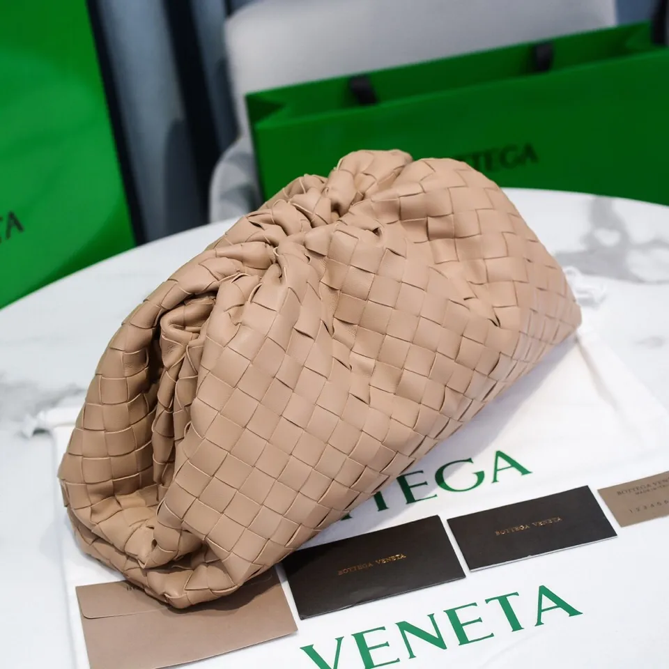 Batch 1860 🔥🔥The counterattack of the popular Bottega Veneta started with this series of cloud bags, which went viral in the fashion circle and started a craze! Out of stock, out of stock, out of stock... One piece is hard to find, super hard to buy, regardless of age, season, or occasion. Very classy. Really, if you carry this on the road, it will turn heads! This is also the reason why this series is so expensive. Large size: 38*20*8.5cm [Big Cloud Weaving] Milk Tea